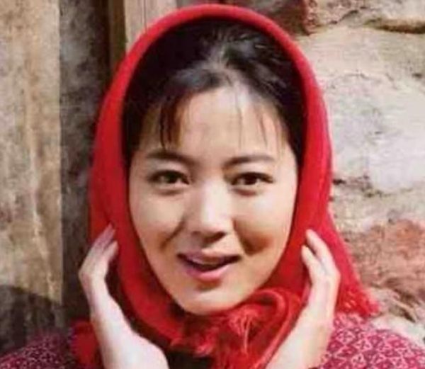 51岁王茜华深夜突发交通事故，把车往台阶上开，现场围3人救援