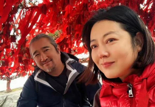 51岁王茜华深夜突发交通事故，把车往台阶上开，现场围3人救援