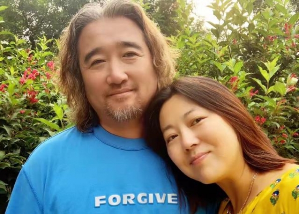 51岁王茜华深夜突发交通事故，把车往台阶上开，现场围3人救援