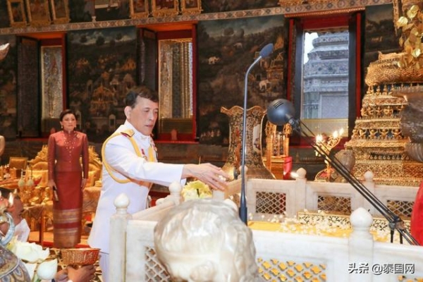泰国国王王后出席2022年万佛节功德仪式