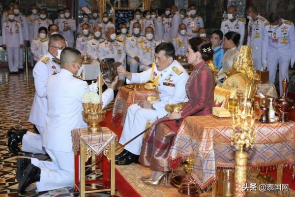 泰国国王王后出席2022年万佛节功德仪式