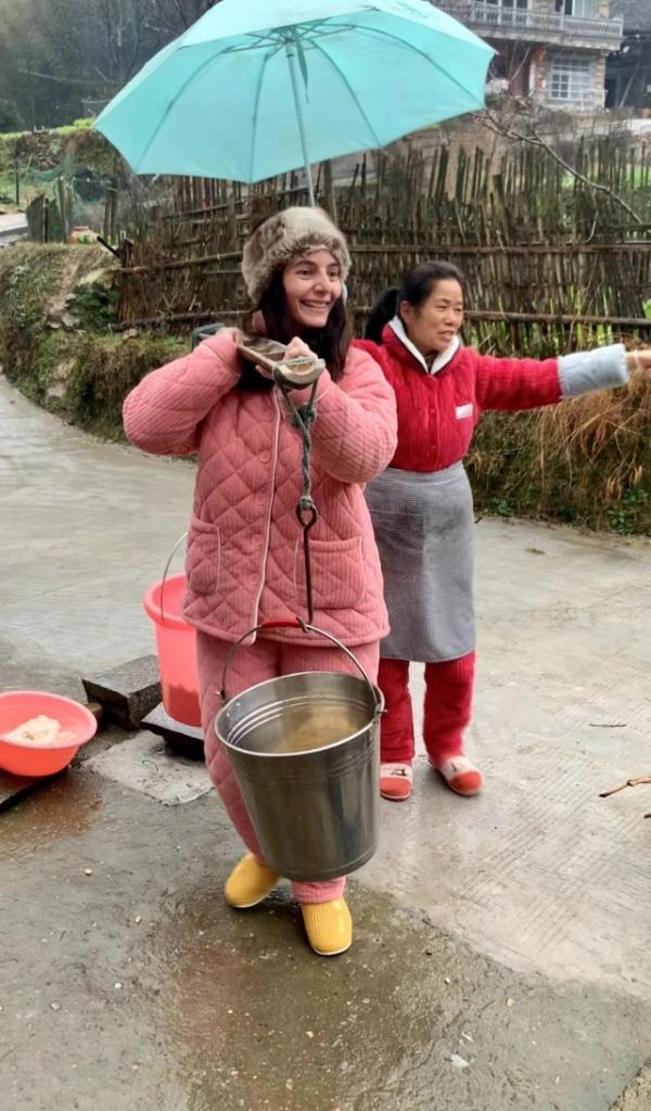 法国媳妇在湖南乡村过年走红：在山上挖笋、穿棉睡衣烤火