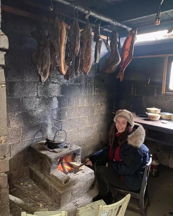 法国媳妇在湖南乡村过年走红：在山上挖笋、穿棉睡衣烤火
