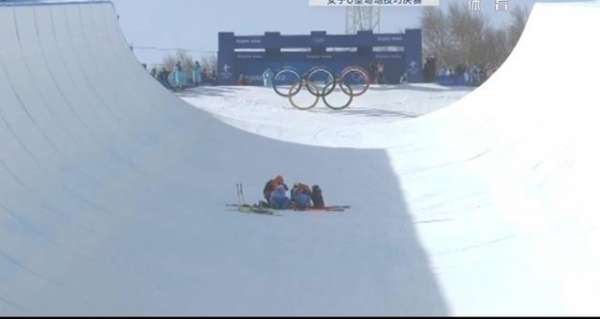 自由式滑雪女子U池决赛 张可欣第三跳时摔倒 休整后滑回终点