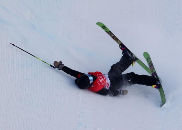 自由式滑雪女子U池决赛 张可欣第三跳时摔倒 休整后滑回终点