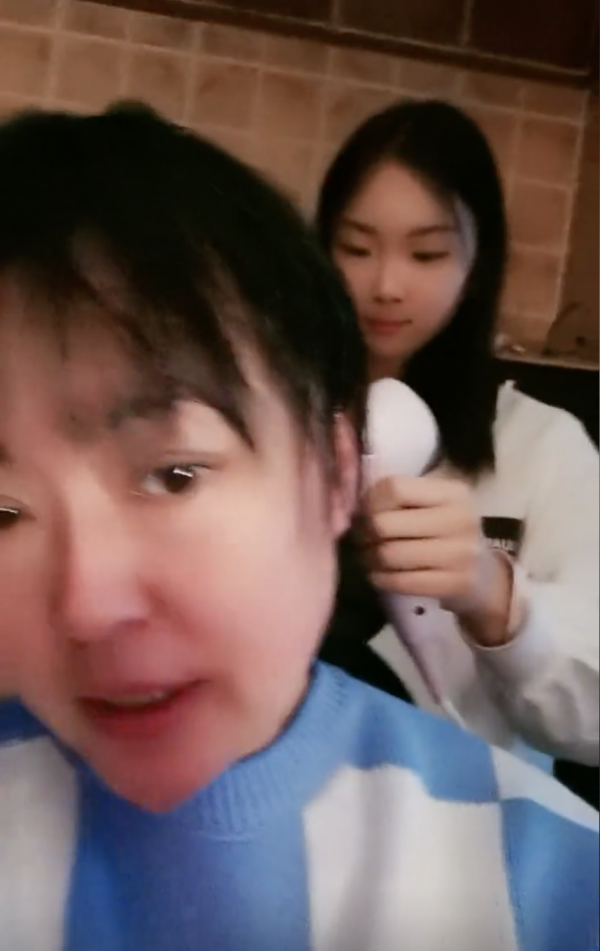 51岁李菁菁患癌后近况曝光，瘦成尖下巴显清秀，女儿帮照料吹头发
