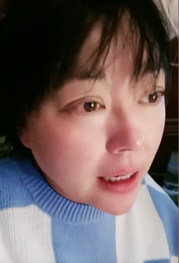 51岁李菁菁患癌后近况曝光，瘦成尖下巴显清秀，女儿帮照料吹头发
