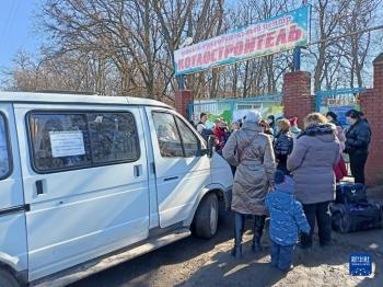 乌克兰东部难民抵达俄罗斯南部「图」