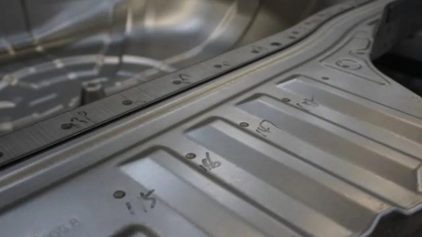 买得起修不起，撞一下要修20万，特斯拉“一体压铸”让人又爱又恨