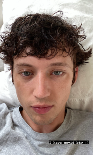 澳大利亚男歌手"戳爷"确诊新冠 此前已接种3针疫苗