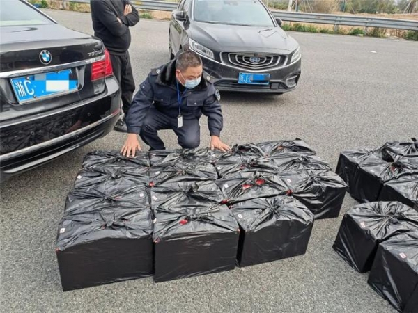 “放我走吧，给你十万！”高速出口，宝马男突然对民警说了这么一句话……