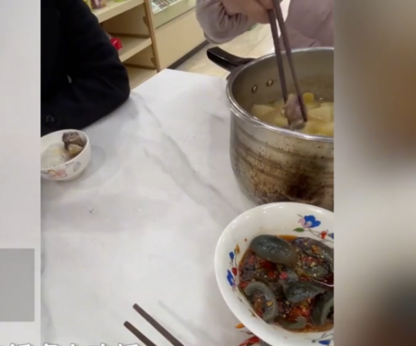 广东婆婆给儿子连夹5块肉儿媳霸气伸手将碗对调婆婆反应爆笑