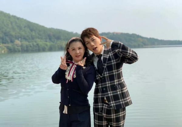 35岁男星暂退娱乐圈！照顾患癌母亲引泪目，爸爸再婚母子相依为命