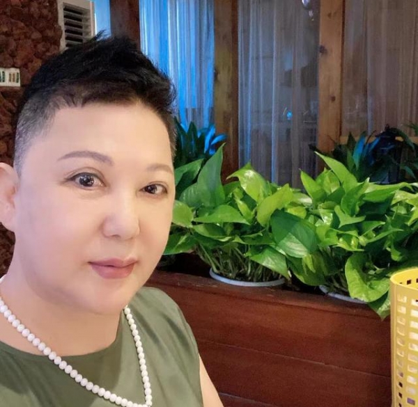 35岁男星暂退娱乐圈！照顾患癌母亲引泪目，爸爸再婚母子相依为命