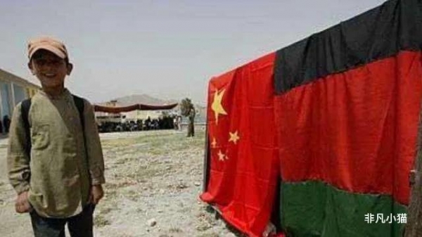 中国小伙在阿富汗遇见国旗被用作围挡毫不犹豫地掏钱买了下来