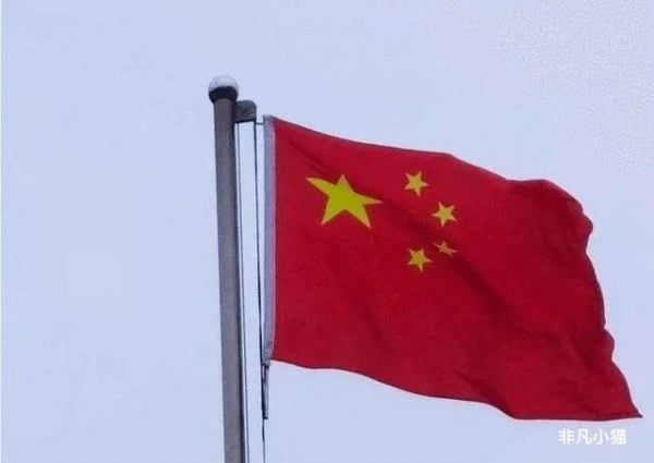 中国小伙在阿富汗遇见国旗被用作围挡毫不犹豫地掏钱买了下来