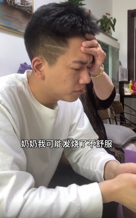 其实近些年猝死的网红数不胜数,如早前年仅19岁的网红孙艺轩因突发