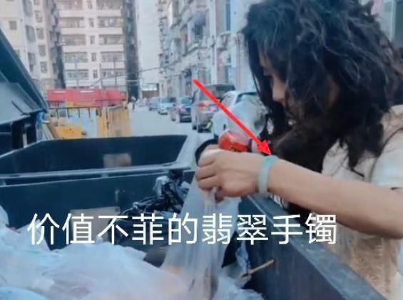 女流浪汉在深圳街头流浪，气质与众人不同，据悉之前是一名女强人