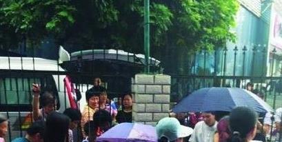 女流浪汉在深圳街头流浪，气质与众人不同，据悉之前是一名女强人