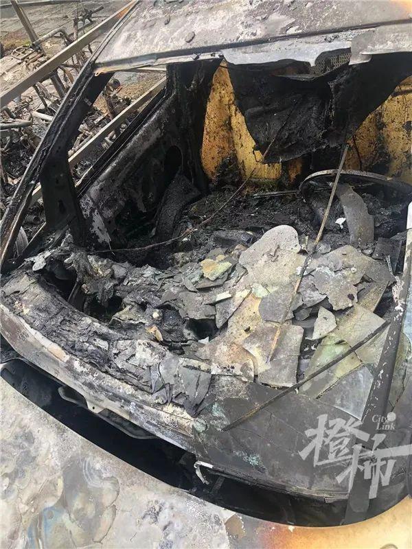 突发！杭州一小区50多辆电动车烧成渣！奔驰也遭遇了……