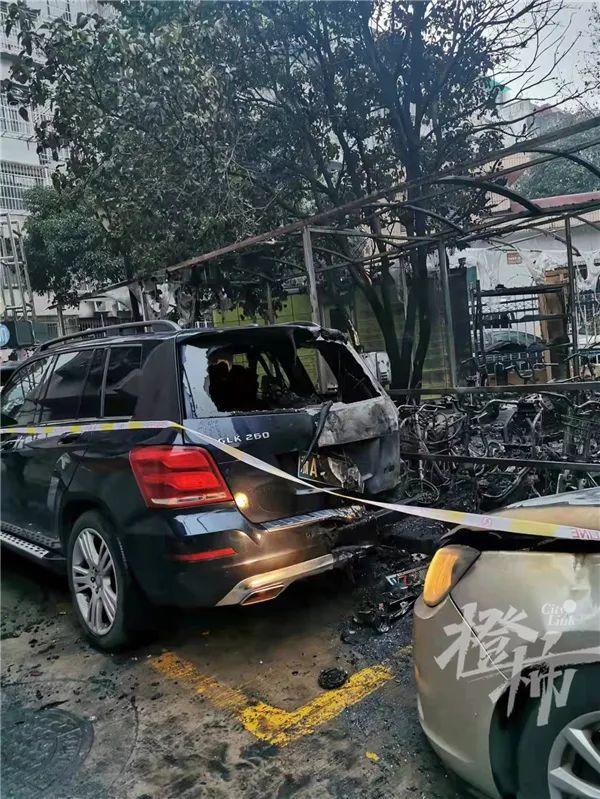 突发！杭州一小区50多辆电动车烧成渣！奔驰也遭遇了……