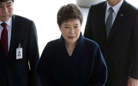 朴槿惠身穿蓝大衣在警卫陪同下参加韩国大选投票