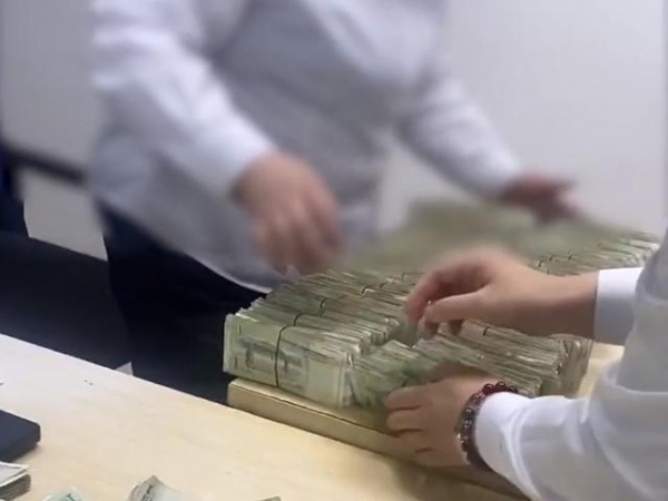 吉林大爷把卖菜20年攒的零钱存到银行，4、5个人清点数额让人惊讶