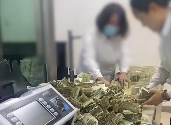 吉林大爷把卖菜20年攒的零钱存到银行，4、5个人清点数额让人惊讶