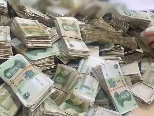 吉林大爷把卖菜20年攒的零钱存到银行，4、5个人清点数额让人惊讶