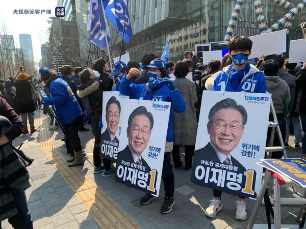 韩国共同民主党党首宋永吉遇袭后带伤助力李在明拉票