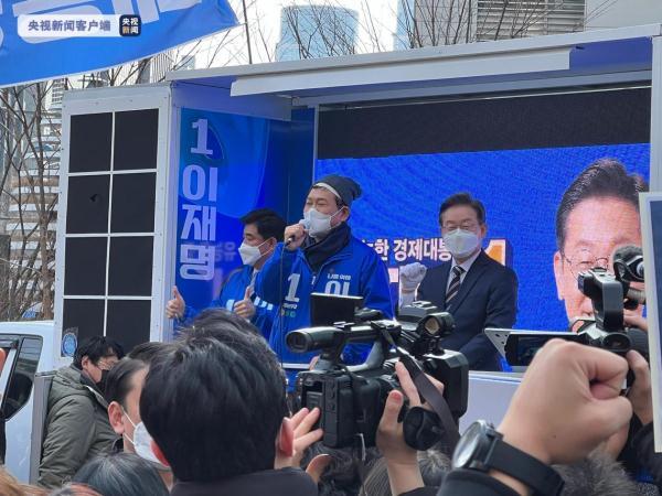 韩国共同民主党党首宋永吉遇袭后带伤助力李在明拉票