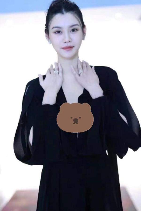 33岁奚梦瑶低调庆生，撇嘴与何猷君贴脸秀恩爱，二胎后丰腴似少女