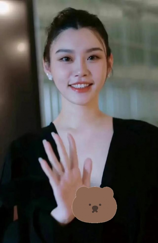 33岁奚梦瑶低调庆生，撇嘴与何猷君贴脸秀恩爱，二胎后丰腴似少女