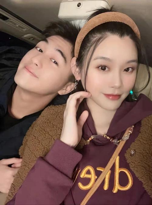 33岁奚梦瑶低调庆生，撇嘴与何猷君贴脸秀恩爱，二胎后丰腴似少女