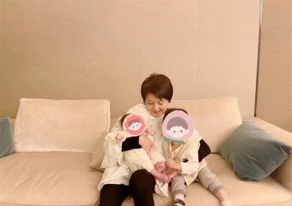 33岁奚梦瑶低调庆生，撇嘴与何猷君贴脸秀恩爱，二胎后丰腴似少女