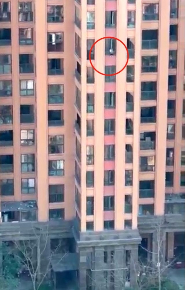 杭州3岁小女孩14楼坠楼！生死五分钟让人泪崩：宝宝不要睡，马上到了