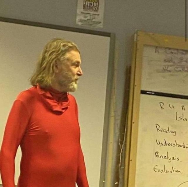 苏格兰一中学英语老师世界读书日搞怪，穿红色紧身衣上课被投诉