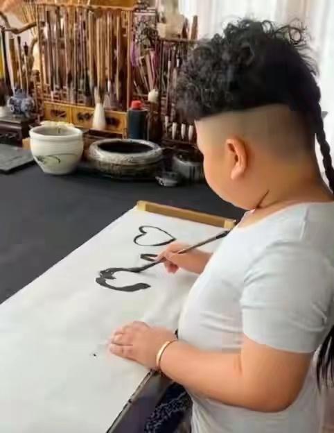 郭德纲7岁小儿子近照曝光！手腕胖到卡金镯，肚皮圆滚五官神似妈