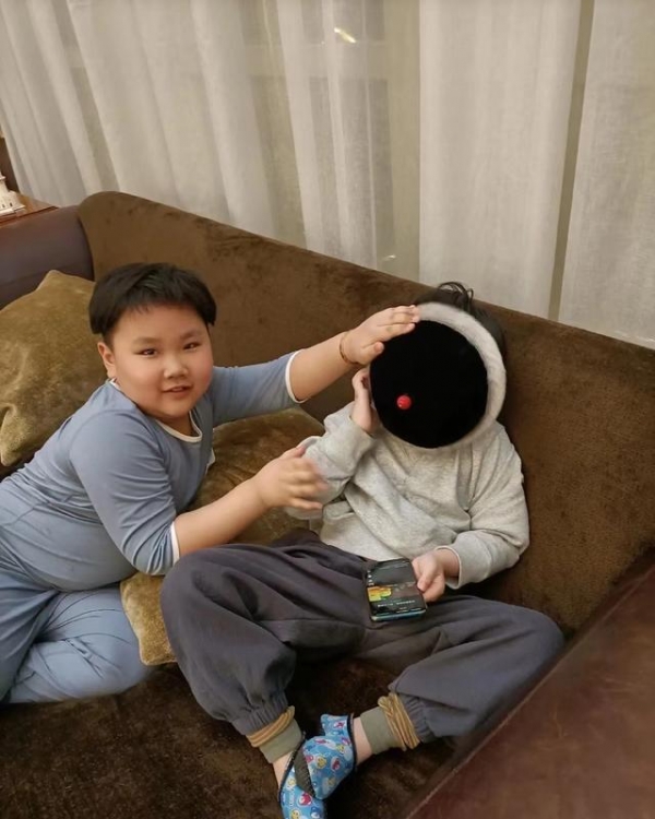 郭德纲7岁小儿子近照曝光！手腕胖到卡金镯，肚皮圆滚五官神似妈