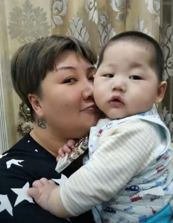 郭德纲7岁小儿子近照曝光！手腕胖到卡金镯，肚皮圆滚五官神似妈