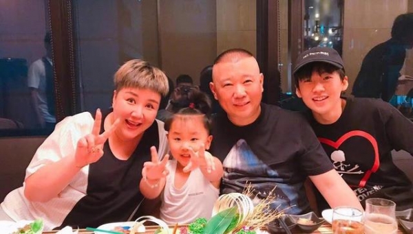 郭德纲7岁小儿子近照曝光！手腕胖到卡金镯，肚皮圆滚五官神似妈