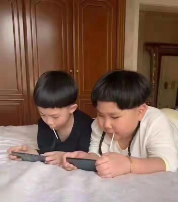 郭德纲7岁小儿子近照曝光！手腕胖到卡金镯，肚皮圆滚五官神似妈