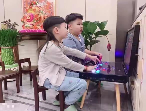 郭德纲7岁小儿子近照曝光！手腕胖到卡金镯，肚皮圆滚五官神似妈