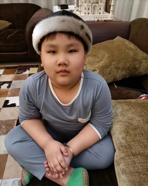 郭德纲7岁小儿子近照曝光！手腕胖到卡金镯，肚皮圆滚五官神似妈