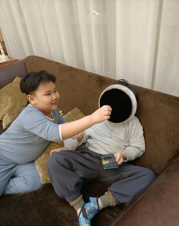 郭德纲7岁小儿子近照曝光！手腕胖到卡金镯，肚皮圆滚五官神似妈