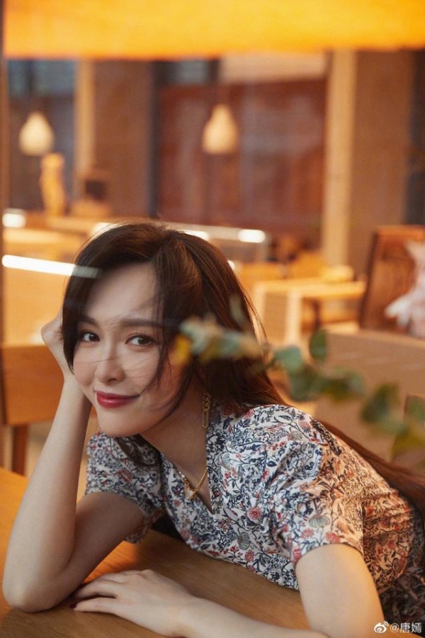 唐嫣夫妇罕见撒糖！罗晋亲自开车接老婆回家，两人感情甜蜜如热恋