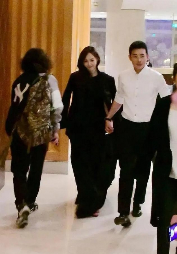 唐嫣夫妇罕见撒糖！罗晋亲自开车接老婆回家，两人感情甜蜜如热恋