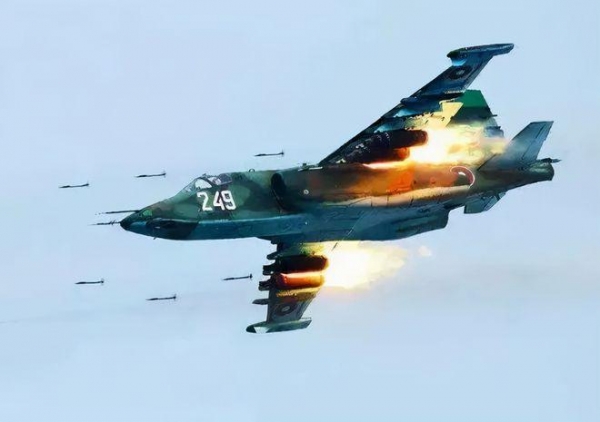 遭乌导弹击中千疮百孔俄战机成功返航