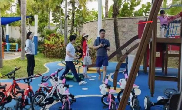 刘强东全家同游三亚，章泽天陪5岁女儿玩滑梯，一家三口超幸福