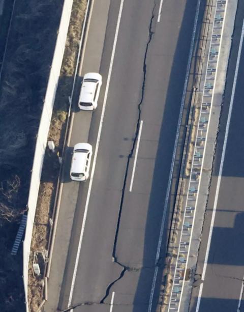 现场曝光：日本强震后公路裂开50米长缝 两辆车被卡住爆胎